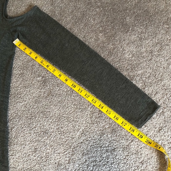 ⭐️ Free Add-On ⭐️ Hollister Cold Shoulder Top - Picture 5 of 10